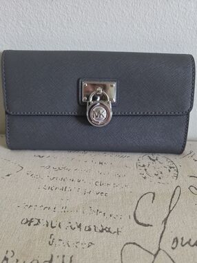 Michael Kors Hamilton Pearl-Gray Leather Wallet Silver MK Lock